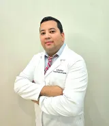 Dr. Erick Ponce, médico cirujano ortopeda y traumatólogo en bata médica en San Pedro Sula y Valle de Sula