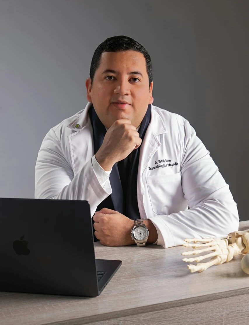 Dr. Erick Ponce - Cirujano Ortopeda y Traumatólogo especialista en artroscopia y fracturas en San Pedro Sula, Honduras